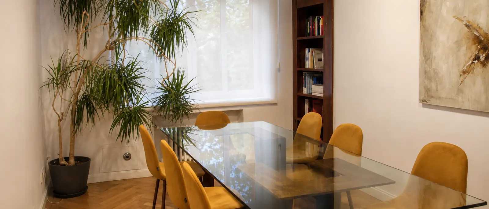 Sala de reuniones del despacho IUXTA Abogados en Doctor Fleming 31, Madrid