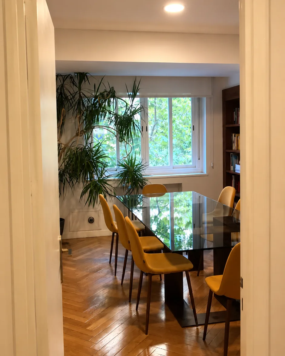 Sala de reuniones de IUXTA Abogados vista desde la entrada, en Doctor Fleming 31, Madrid