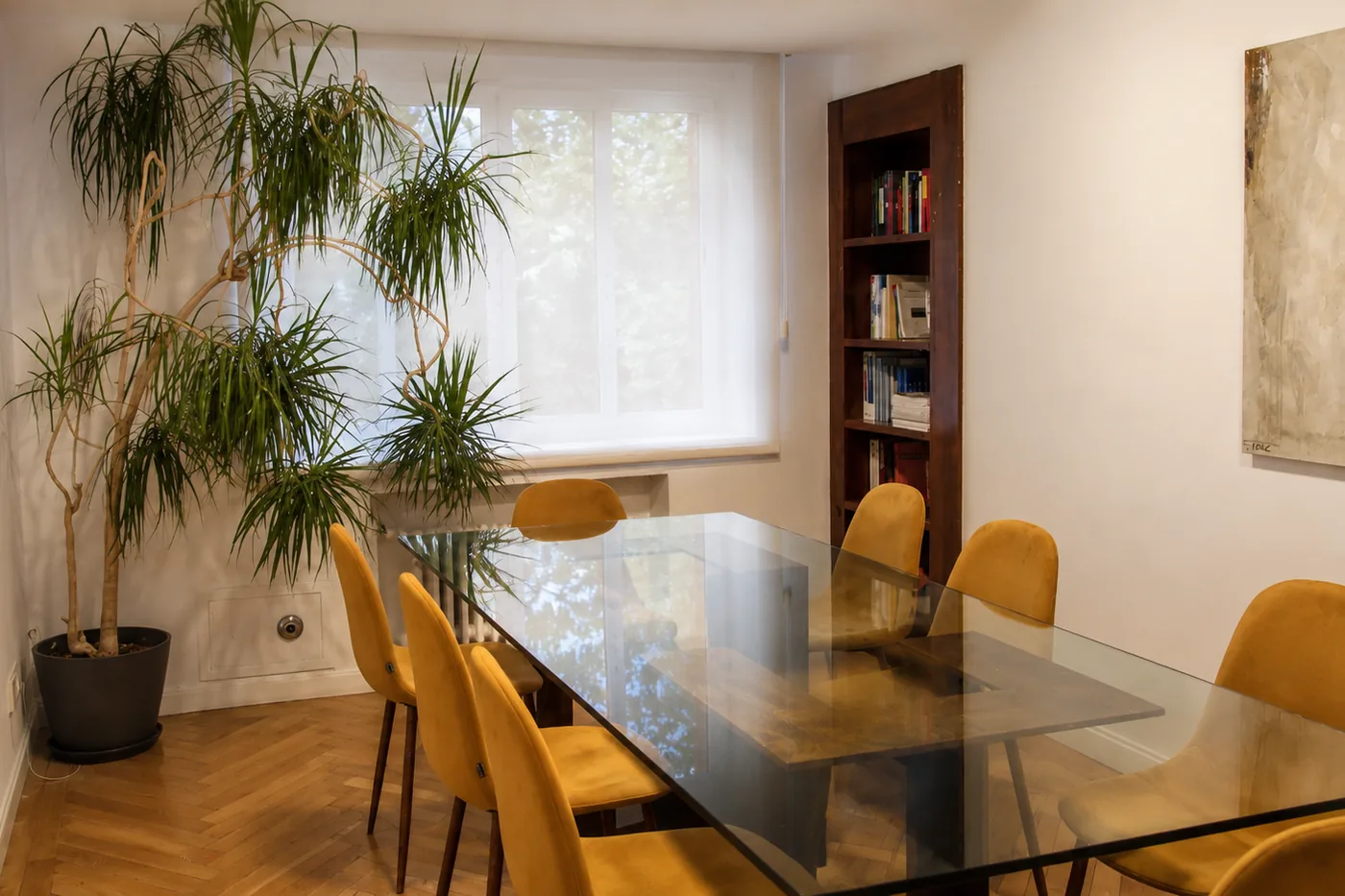 Sala de reuniones del despacho IUXTA Abogados en la calle Doctor Fleming 31, Madrid