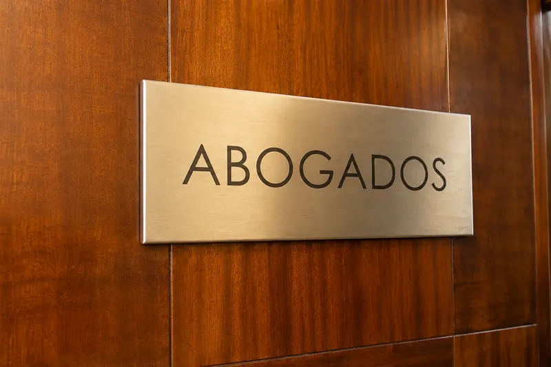 Placa de abogados en la puerta del despacho de IUXTA Abogados