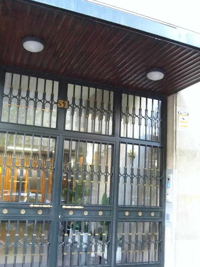 Portal del número 31 de la calle Doctor Fleming, Madrid